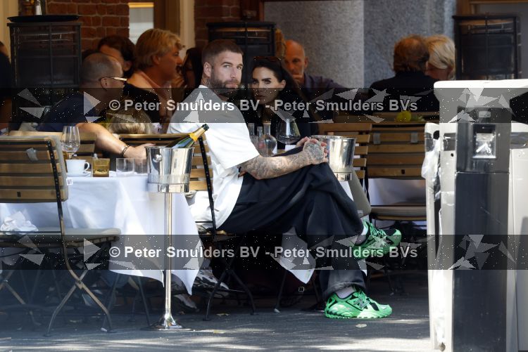 Amsterdam 26 augustus 2026
Lars Veldwijk op terras in Amsterdam zuid . Ook zijn dochter is erbij 