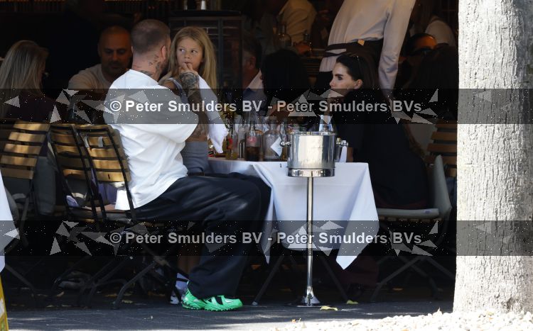 Amsterdam 26 augustus 2026
Lars Veldwijk op terras in Amsterdam zuid . Ook zijn dochter is erbij 