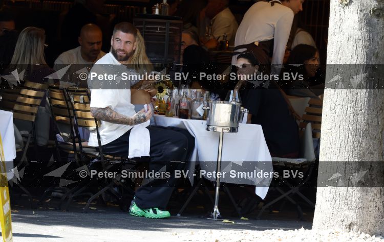 Amsterdam 26 augustus 2026
Lars Veldwijk op terras in Amsterdam zuid . Ook zijn dochter is erbij 