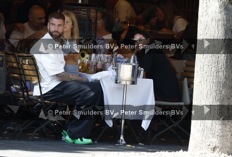 Amsterdam 26 augustus 2026
Lars Veldwijk op terras in Amsterdam zuid . Ook zijn dochter is erbij 