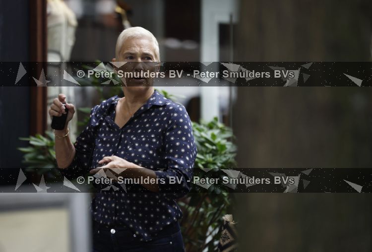 Amsterdam 27 augustus 2026
Liesbeth v Basten met een vriendin op straat in Amsterdam zuid.