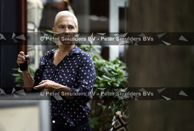 Amsterdam 27 augustus 2026
Liesbeth v Basten met een vriendin op straat in Amsterdam zuid.