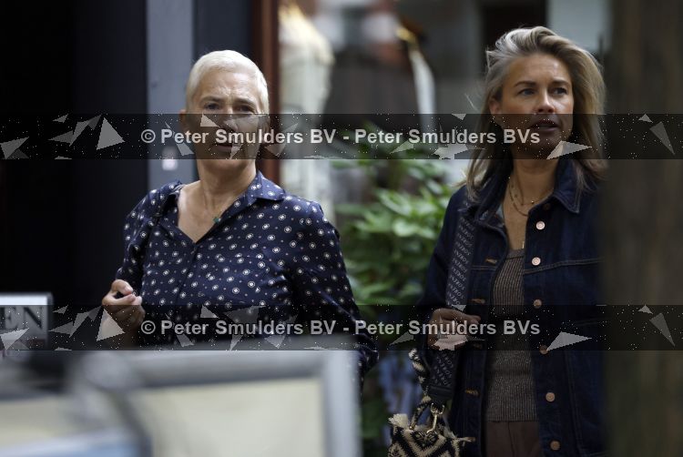 Amsterdam 27 augustus 2026
Liesbeth v Basten met een vriendin op straat in Amsterdam zuid.
