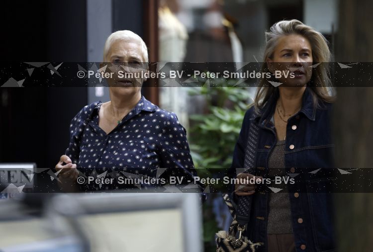 Amsterdam 27 augustus 2026
Liesbeth v Basten met een vriendin op straat in Amsterdam zuid.