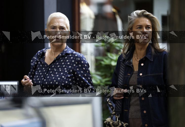 Amsterdam 27 augustus 2026
Liesbeth v Basten met een vriendin op straat in Amsterdam zuid.