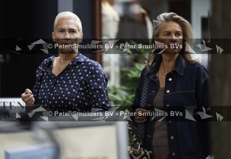 Amsterdam 27 augustus 2026
Liesbeth v Basten met een vriendin op straat in Amsterdam zuid.