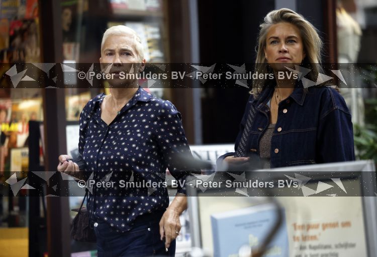 Amsterdam 27 augustus 2026
Liesbeth v Basten met een vriendin op straat in Amsterdam zuid.