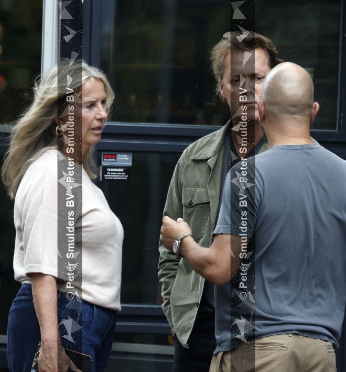 Hoogland 29 augustus 2026
Linda de Mol en haar partner Jeroen Rietbergen gaan winkeles bij BOBS in Hoogland . Eigenaar Bob Reijnders vangt ze op.