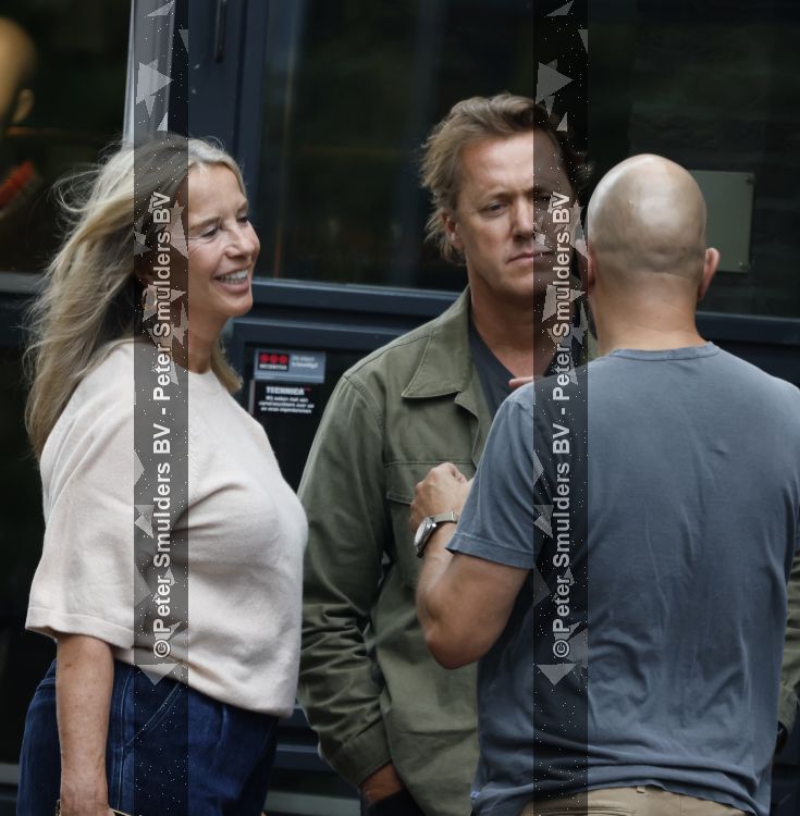 Hoogland 29 augustus 2026
Linda de Mol en haar partner Jeroen Rietbergen gaan winkeles bij BOBS in Hoogland . Eigenaar Bob Reijnders vangt ze op.