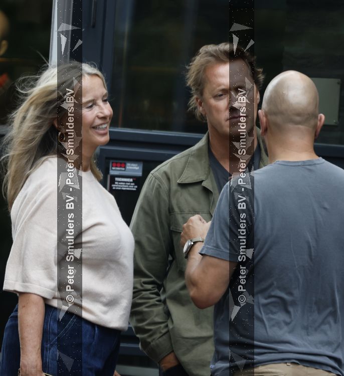 Hoogland 29 augustus 2026
Linda de Mol en haar partner Jeroen Rietbergen gaan winkeles bij BOBS in Hoogland . Eigenaar Bob Reijnders vangt ze op.