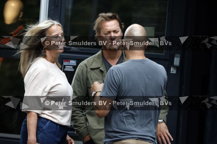 Hoogland 29 augustus 2026
Linda de Mol en haar partner Jeroen Rietbergen gaan winkeles bij BOBS in Hoogland . Eigenaar Bob Reijnders vangt ze op.