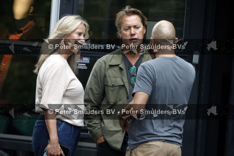 Hoogland 29 augustus 2026
Linda de Mol en haar partner Jeroen Rietbergen gaan winkeles bij BOBS in Hoogland . Eigenaar Bob Reijnders vangt ze op.