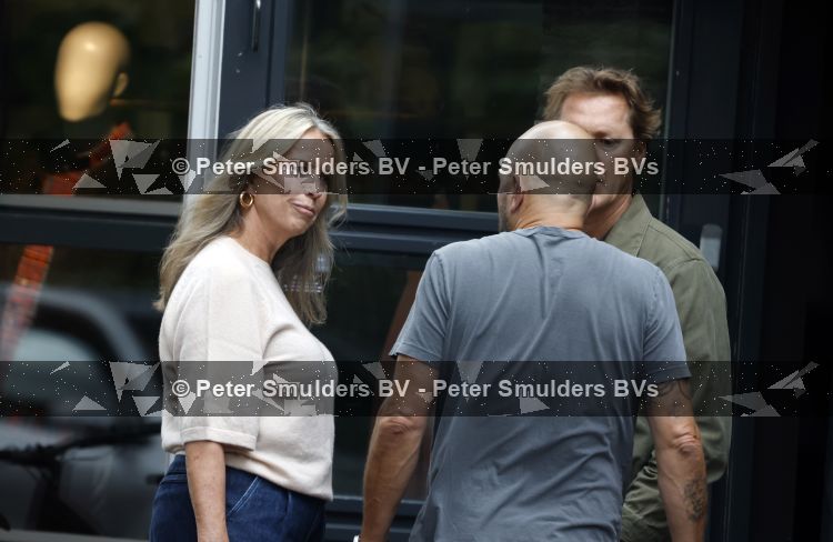 Hoogland 29 augustus 2026
Linda de Mol en haar partner Jeroen Rietbergen gaan winkeles bij BOBS in Hoogland . Eigenaar Bob Reijnders vangt ze op.