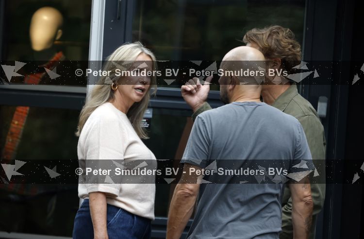 Hoogland 29 augustus 2026
Linda de Mol en haar partner Jeroen Rietbergen gaan winkeles bij BOBS in Hoogland . Eigenaar Bob Reijnders vangt ze op.