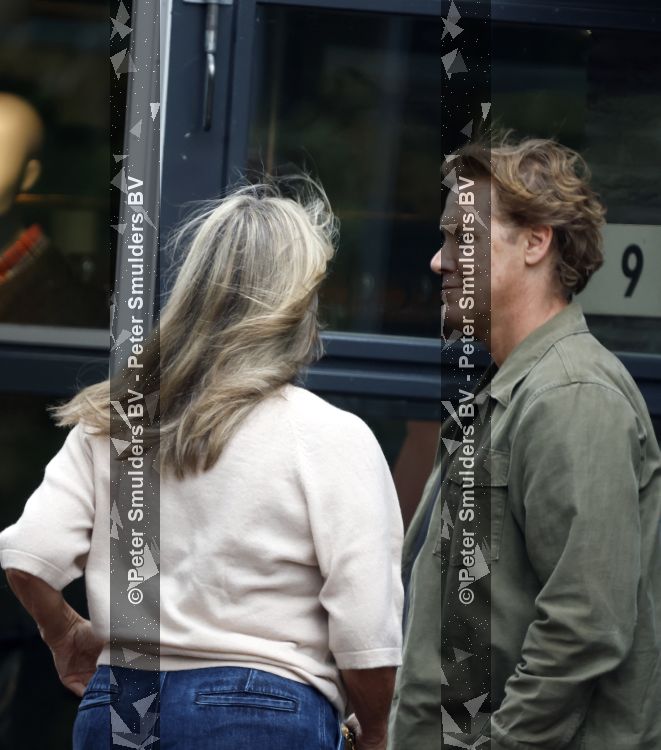 Hoogland 29 augustus 2026
Linda de Mol en haar partner Jeroen Rietbergen gaan winkeles bij BOBS in Hoogland . Eigenaar Bob Reijnders vangt ze op.