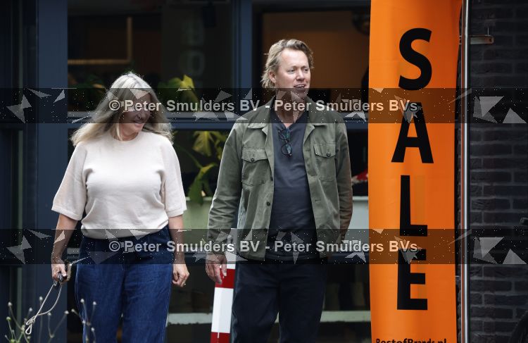 Hoogland 29 augustus 2026
Linda de Mol en haar partner Jeroen Rietbergen gaan winkeles bij BOBS in Hoogland . Eigenaar Bob Reijnders vangt ze op.
