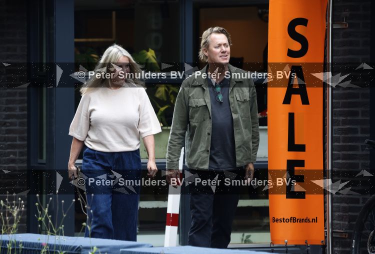 Hoogland 29 augustus 2026
Linda de Mol en haar partner Jeroen Rietbergen gaan winkeles bij BOBS in Hoogland . Eigenaar Bob Reijnders vangt ze op.