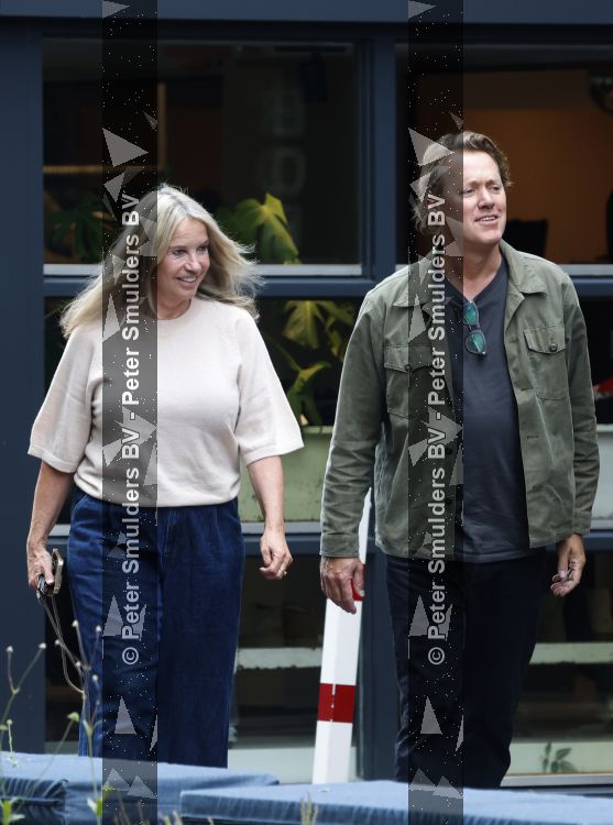 Hoogland 29 augustus 2026
Linda de Mol en haar partner Jeroen Rietbergen gaan winkeles bij BOBS in Hoogland . Eigenaar Bob Reijnders vangt ze op.