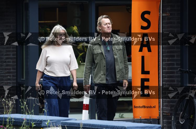 Hoogland 29 augustus 2026
Linda de Mol en haar partner Jeroen Rietbergen gaan winkeles bij BOBS in Hoogland . Eigenaar Bob Reijnders vangt ze op.