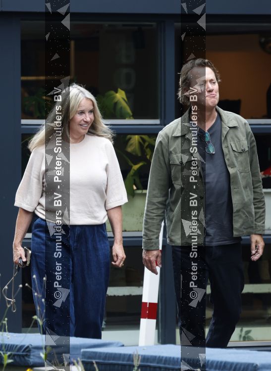 Hoogland 29 augustus 2026
Linda de Mol en haar partner Jeroen Rietbergen gaan winkeles bij BOBS in Hoogland . Eigenaar Bob Reijnders vangt ze op.