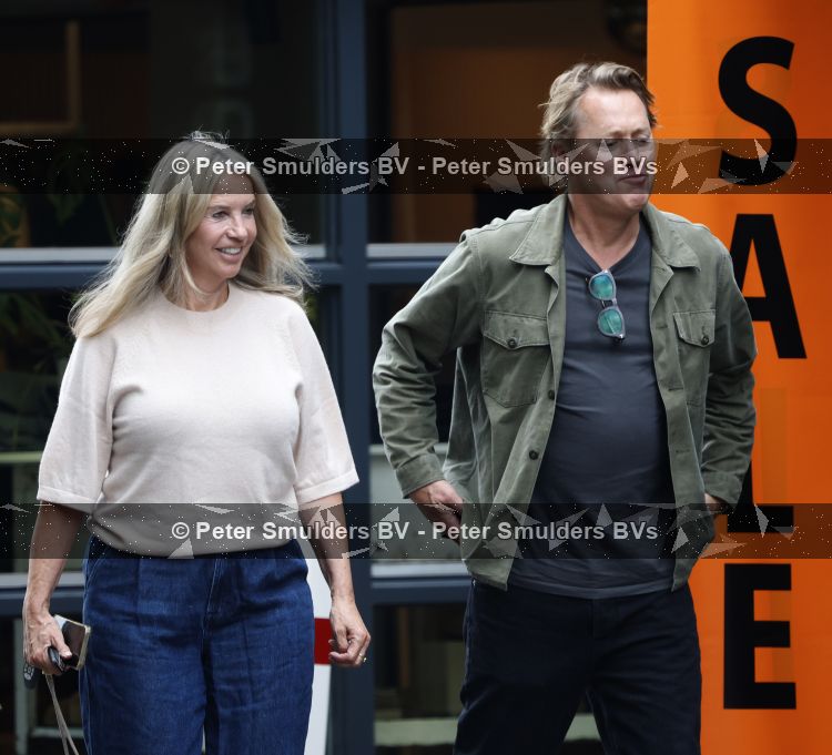 Hoogland 29 augustus 2026
Linda de Mol en haar partner Jeroen Rietbergen gaan winkeles bij BOBS in Hoogland . Eigenaar Bob Reijnders vangt ze op.