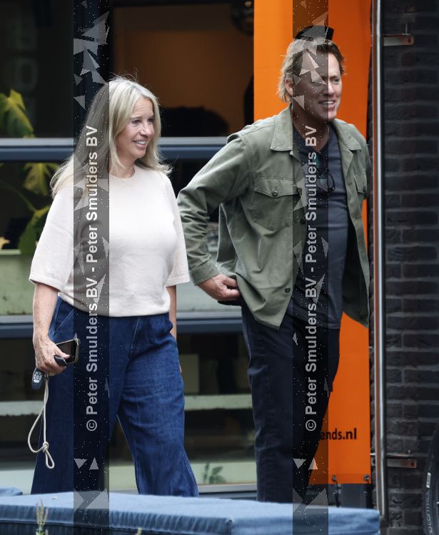 Hoogland 29 augustus 2026
Linda de Mol en haar partner Jeroen Rietbergen gaan winkeles bij BOBS in Hoogland . Eigenaar Bob Reijnders vangt ze op.