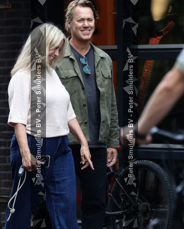 Hoogland 29 augustus 2026
Linda de Mol en haar partner Jeroen Rietbergen gaan winkeles bij BOBS in Hoogland . Eigenaar Bob Reijnders vangt ze op.