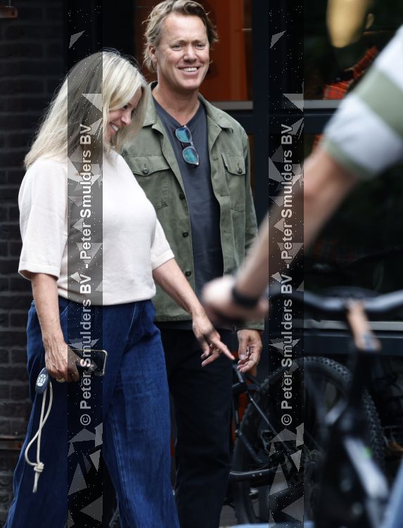 Hoogland 29 augustus 2026
Linda de Mol en haar partner Jeroen Rietbergen gaan winkeles bij BOBS in Hoogland . Eigenaar Bob Reijnders vangt ze op.