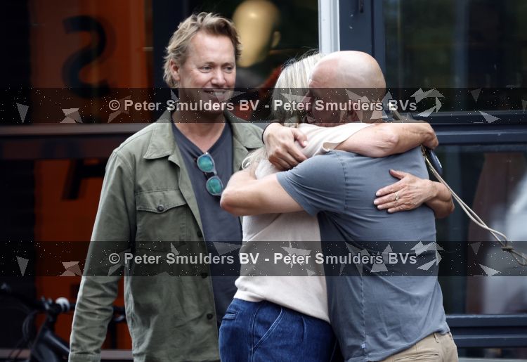 Hoogland 29 augustus 2026
Linda de Mol en haar partner Jeroen Rietbergen gaan winkeles bij BOBS in Hoogland . Eigenaar Bob Reijnders vangt ze op.