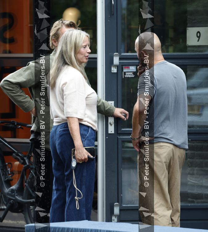 Hoogland 29 augustus 2026
Linda de Mol en haar partner Jeroen Rietbergen gaan winkeles bij BOBS in Hoogland . Eigenaar Bob Reijnders vangt ze op.