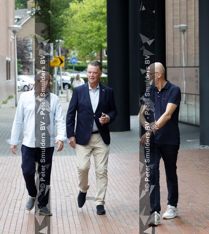 Amstelveen 15 augustus 2026
Louis v Gaal signeert bij boekhandel Venstra in het Stadshart .