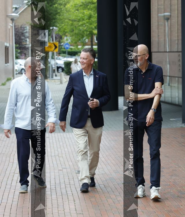 Amstelveen 15 augustus 2026
Louis v Gaal signeert bij boekhandel Venstra in het Stadshart .