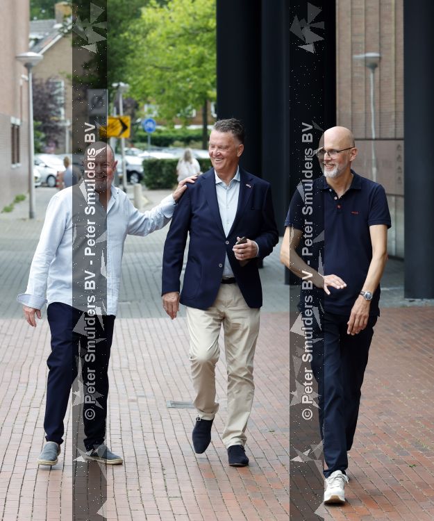 Amstelveen 15 augustus 2026
Louis v Gaal signeert bij boekhandel Venstra in het Stadshart .