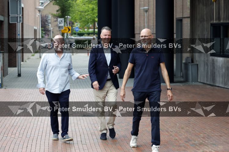 Amstelveen 15 augustus 2026
Louis v Gaal signeert bij boekhandel Venstra in het Stadshart .