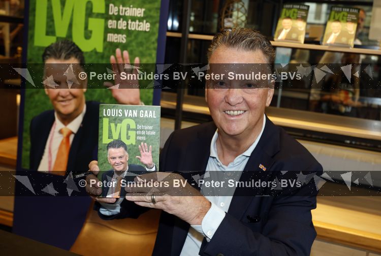 Amstelveen 15 augustus 2026
Louis v Gaal signeert bij boekhandel Venstra in het Stadshart .