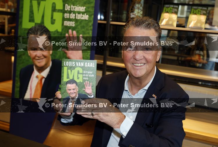 Amstelveen 15 augustus 2026
Louis v Gaal signeert bij boekhandel Venstra in het Stadshart .