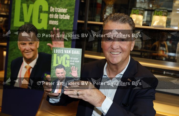 Amstelveen 15 augustus 2026
Louis v Gaal signeert bij boekhandel Venstra in het Stadshart .