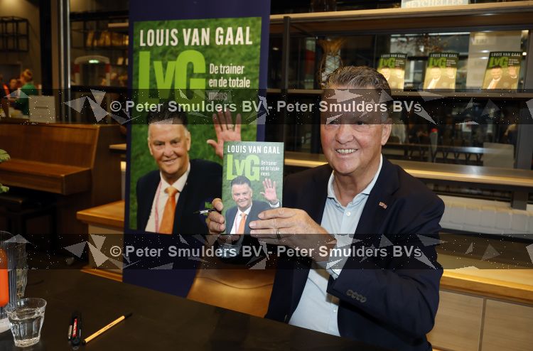 Amstelveen 15 augustus 2026
Louis v Gaal signeert bij boekhandel Venstra in het Stadshart .