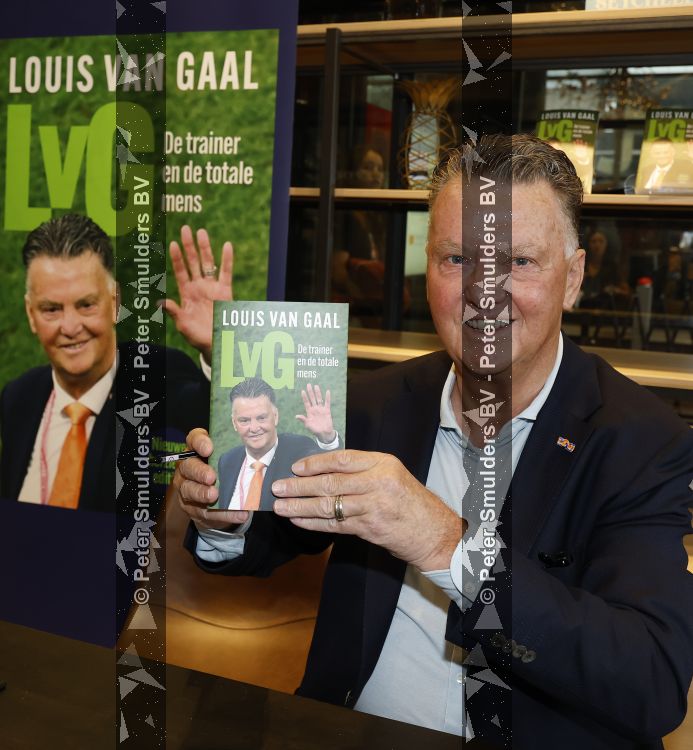 Amstelveen 15 augustus 2026
Louis v Gaal signeert bij boekhandel Venstra in het Stadshart .