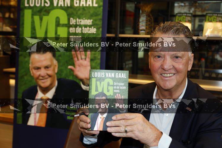 Amstelveen 15 augustus 2026
Louis v Gaal signeert bij boekhandel Venstra in het Stadshart .