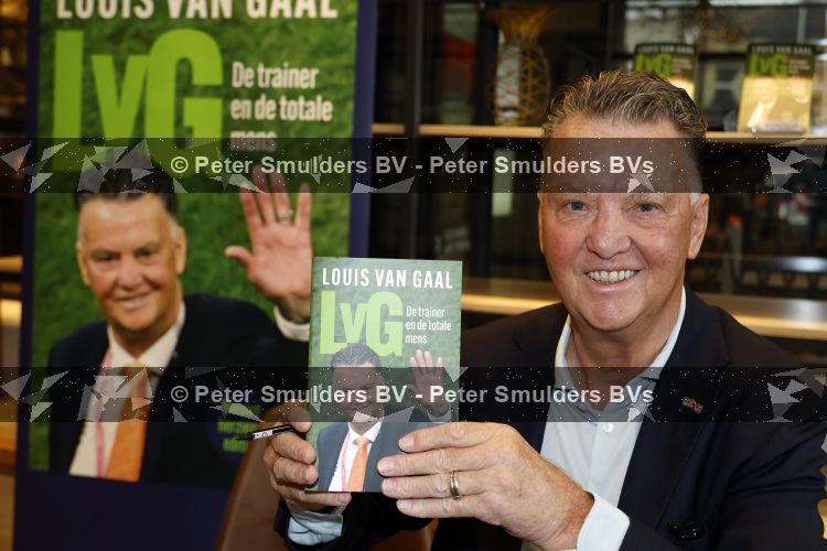 Amstelveen 15 augustus 2026
Louis v Gaal signeert bij boekhandel Venstra in het Stadshart .