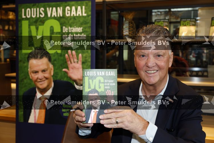 Amstelveen 15 augustus 2026
Louis v Gaal signeert bij boekhandel Venstra in het Stadshart .