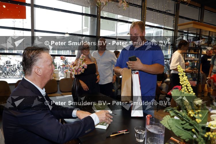 Amstelveen 15 augustus 2026
Louis v Gaal signeert bij boekhandel Venstra in het Stadshart .