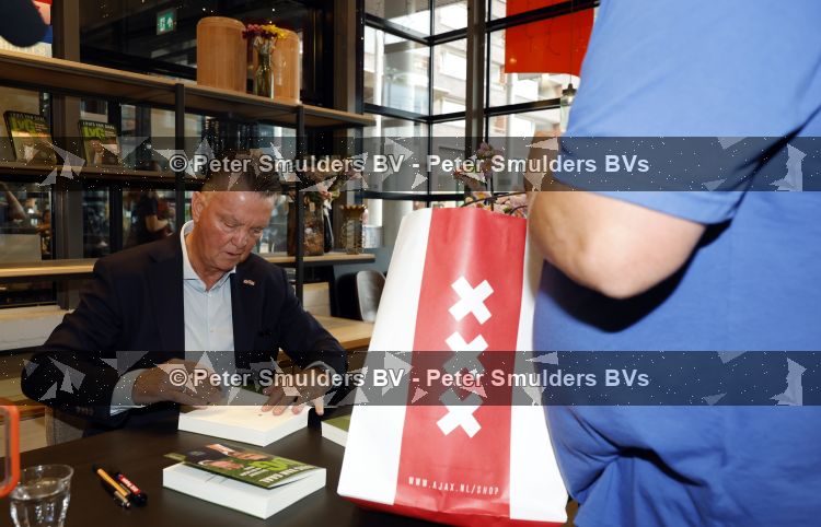 Amstelveen 15 augustus 2026
Louis v Gaal signeert bij boekhandel Venstra in het Stadshart .