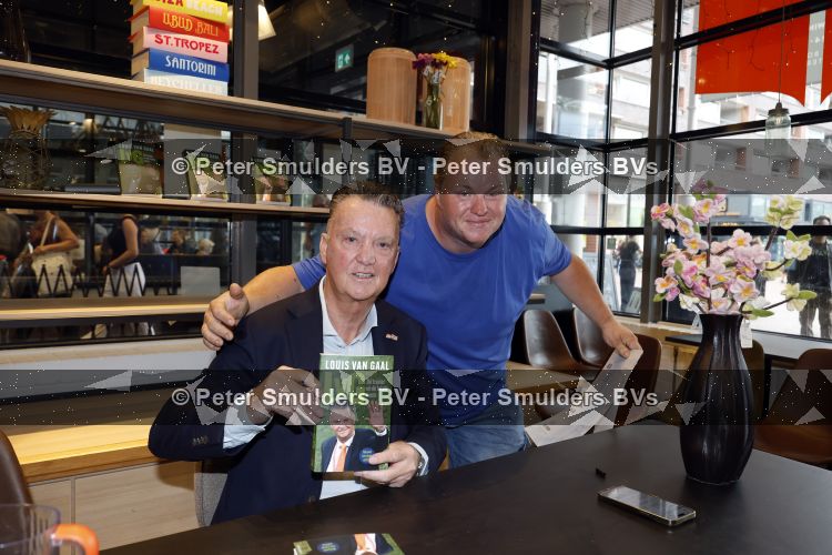 Amstelveen 15 augustus 2026
Louis v Gaal signeert bij boekhandel Venstra in het Stadshart .