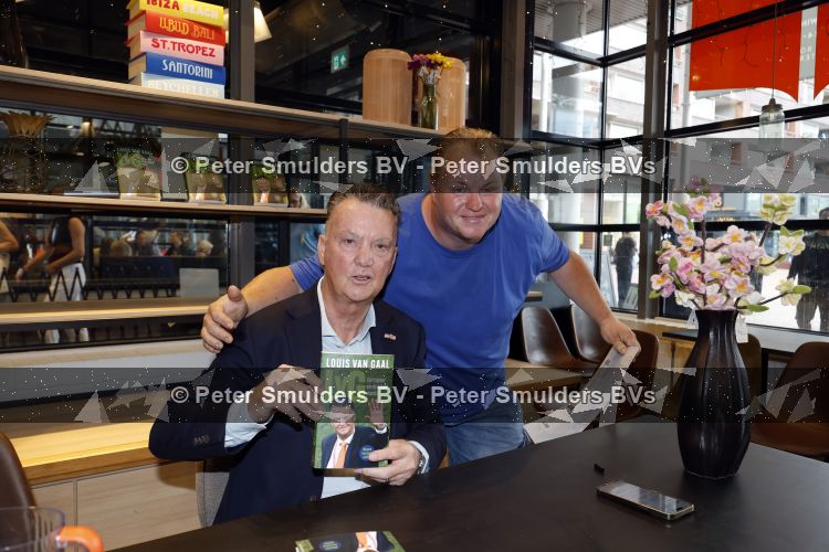 Amstelveen 15 augustus 2026
Louis v Gaal signeert bij boekhandel Venstra in het Stadshart .
