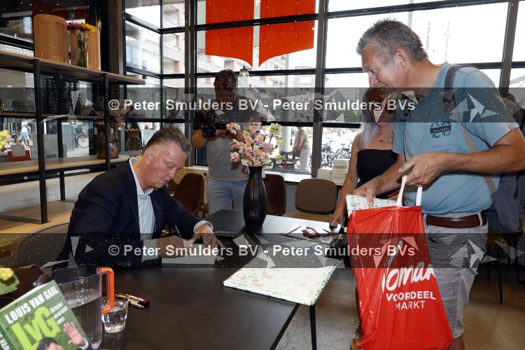 Amstelveen 15 augustus 2026
Louis v Gaal signeert bij boekhandel Venstra in het Stadshart .
