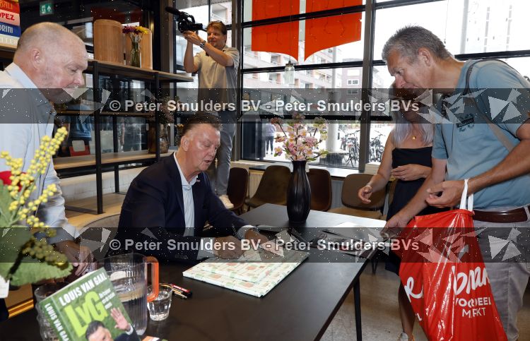 Amstelveen 15 augustus 2026
Louis v Gaal signeert bij boekhandel Venstra in het Stadshart .