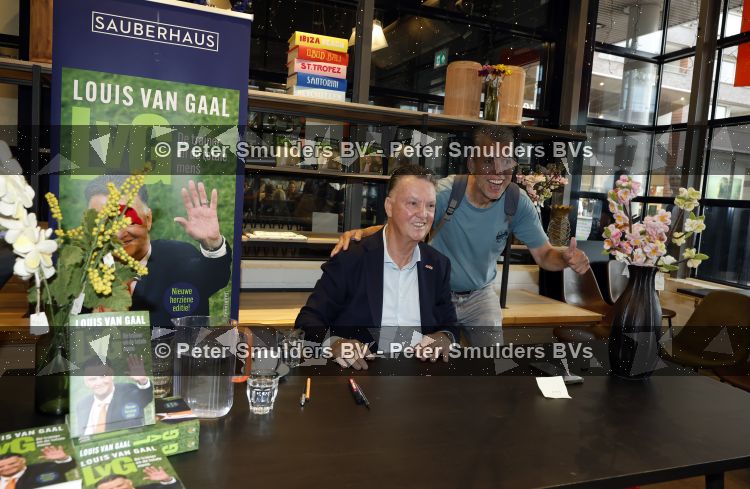 Amstelveen 15 augustus 2026
Louis v Gaal signeert bij boekhandel Venstra in het Stadshart .