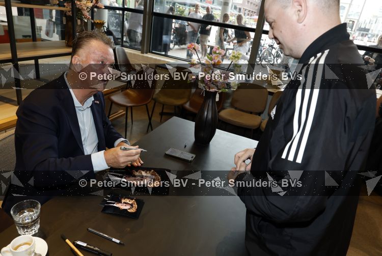 Amstelveen 15 augustus 2026
Louis v Gaal signeert bij boekhandel Venstra in het Stadshart .